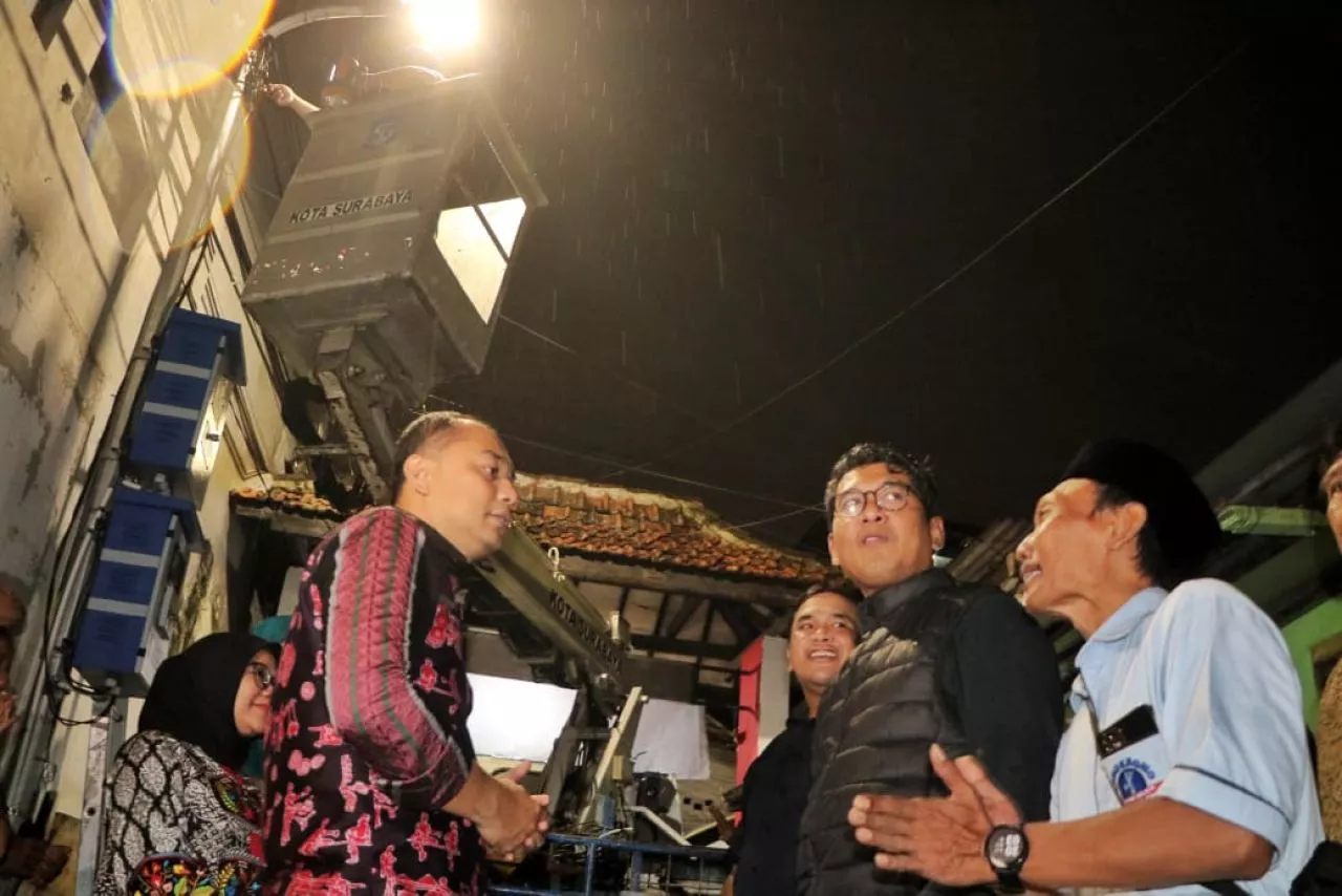 Pemkot Surabaya Terangi Kampung Karang Rejo, Warga: Terima Kasih Pak Eri Cahyadi