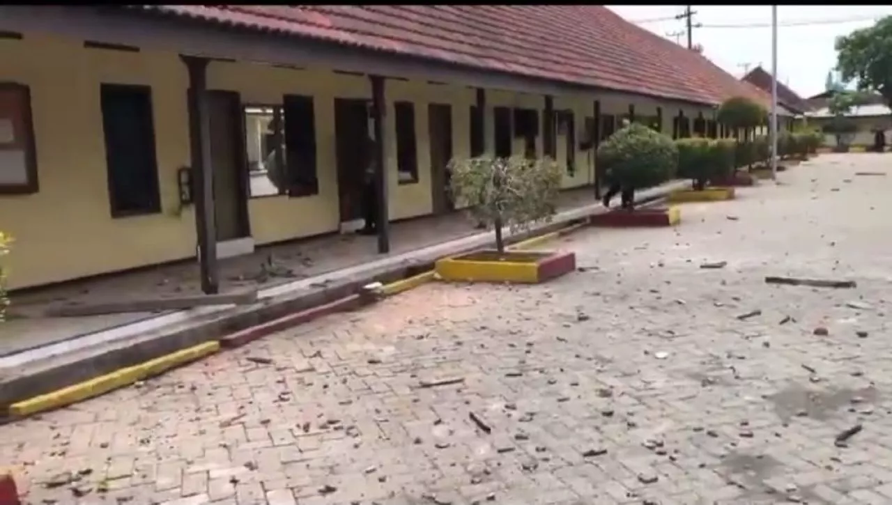 Dampak Ledakan di Markas Brimob Surabaya: Kaca hingga Tembok Rumah Warga Retak