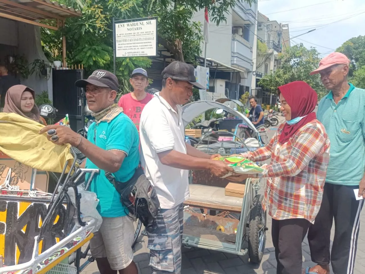 Notaris Eny Wahjuni Bagikan Beras Gratis ke Warga Kertajaya Surabaya