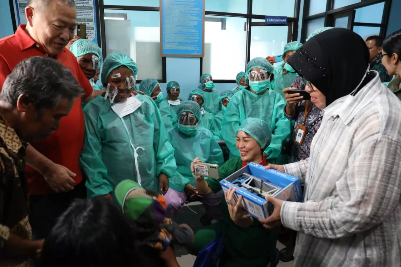 Dibantu Kemensos, Roya Bisa Lihat Jelas Anak Kembarnya