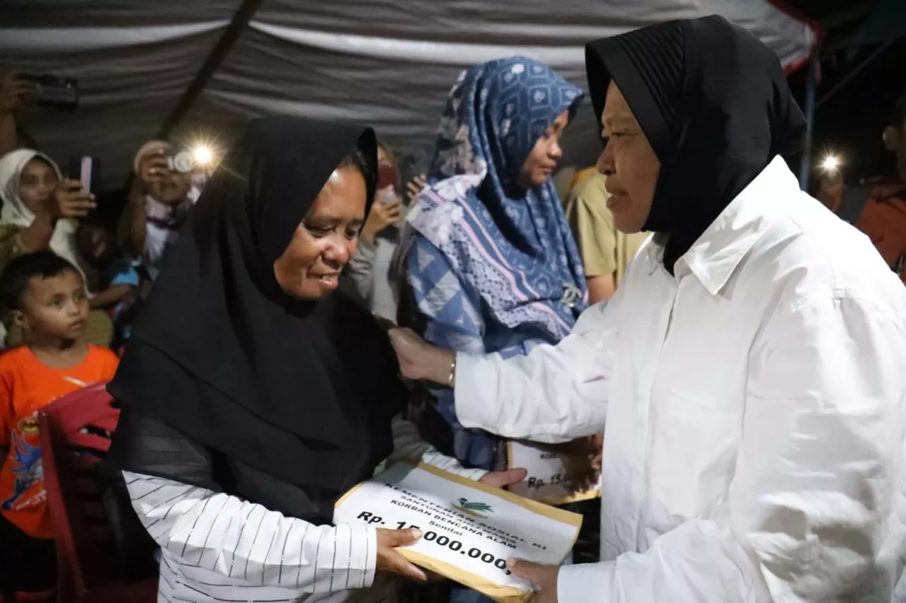 Mensos Risma Beri Bantuan Ahli Waris Korban Longsor di Padang Pariaman