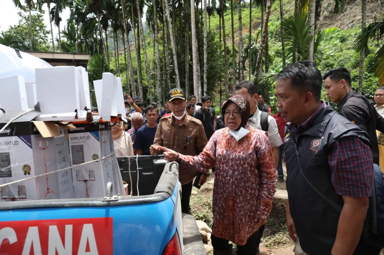 Mensos Risma Fokus Pulihkan Kebutuhan Dasar Korban Banjir-Longsor Pesisir Selatan