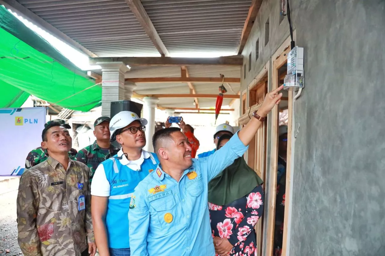 PLN Sambung Listrik Gratis 1.000 Warga Tidak Mampu di Jatim
