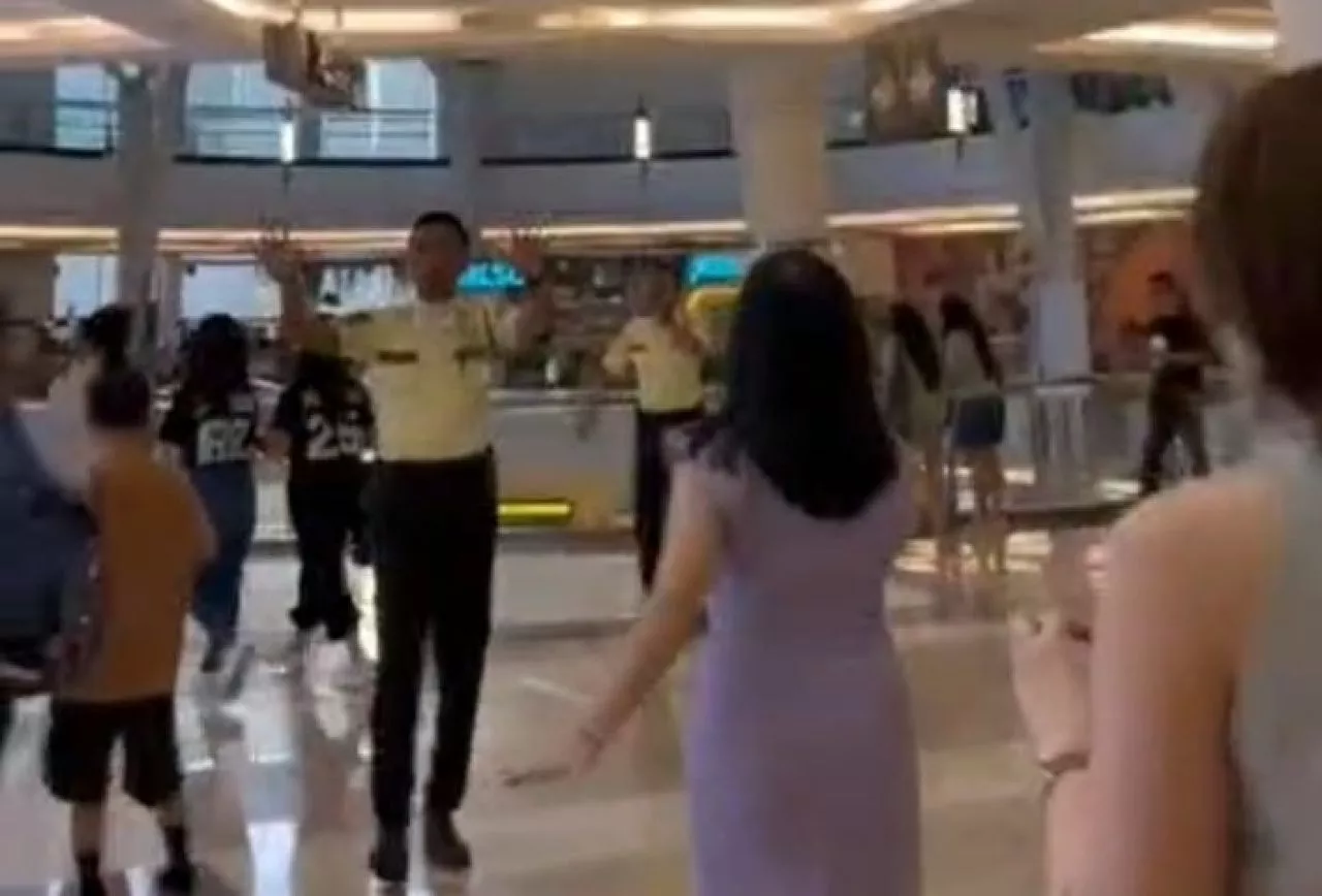 Suasana Panik Pengunjung Mal di Surabaya Akibat Gempa Susulan