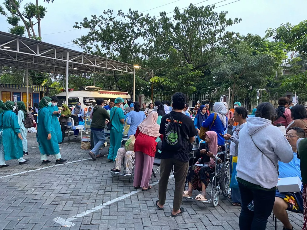 Gempa, Puluhan Pasien RS UNAIR Dievakuasi ke Luar Ruangan