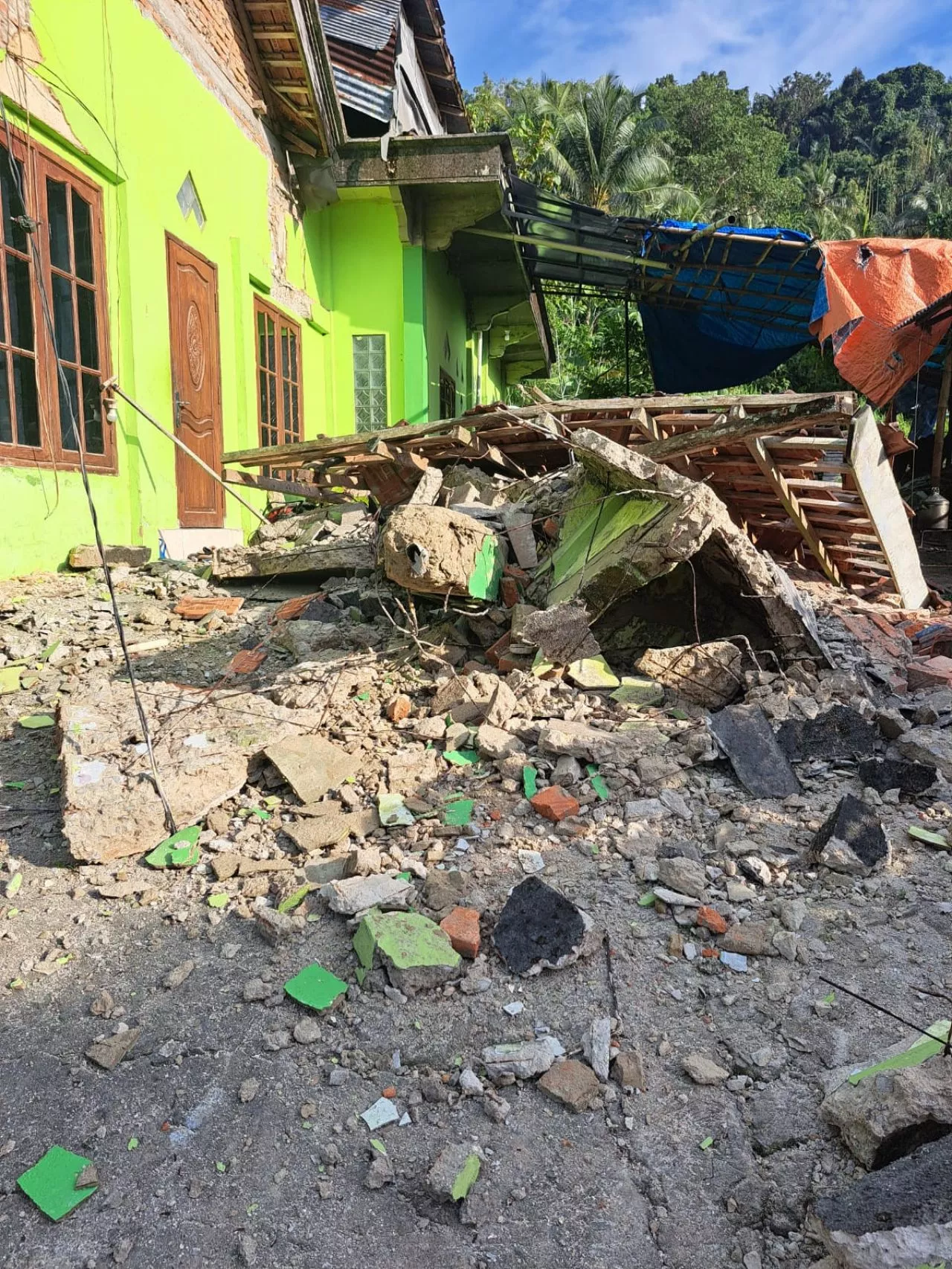 16 Desa di Pulau Bawean Porak Poranda Akibat Dampak Gempa