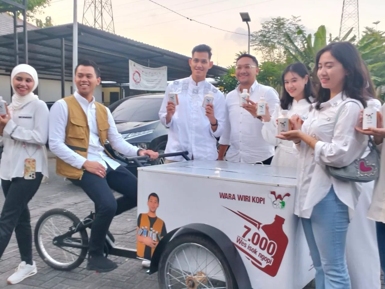 Kreatif, Pengusaha di Surabaya Buka Usaha Warkop Gerobak Listrik Keliling