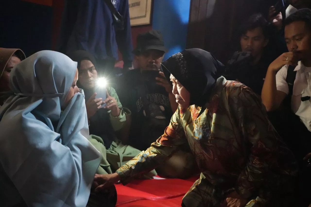Mensos Risma Tinjau Korban Banjir-Longsor di Bandung Barat