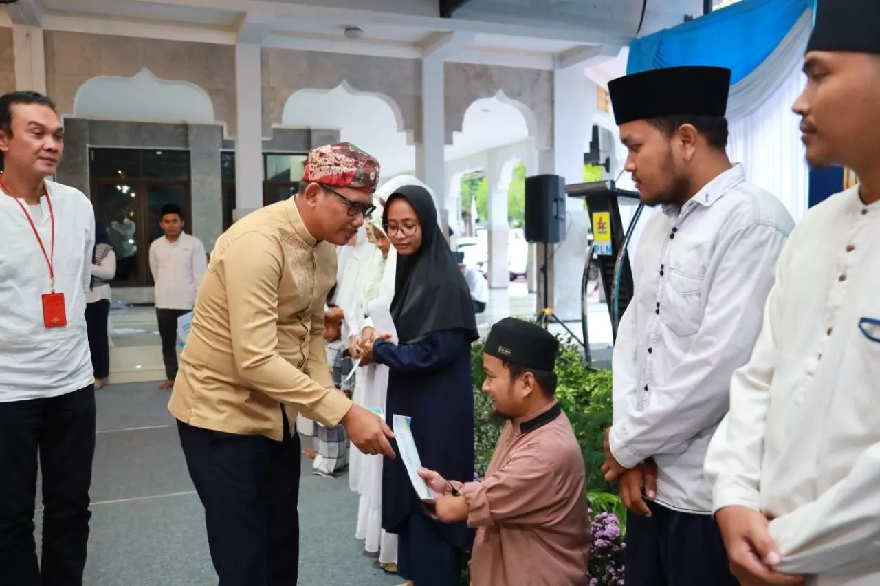 PLN Bagikan 4.553 Paket Sembako di Bulan Ramadan