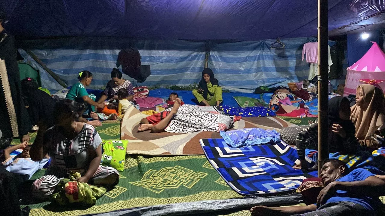 Begini Cerita Masrufah, Korban Gempa Bawean yang Trauma Masuk Rumah