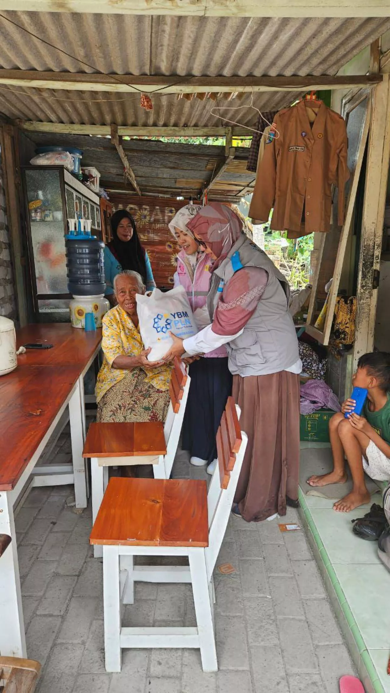 Srikandi PLN Bagikan Ribuan Takjil dan Paket Sembako
