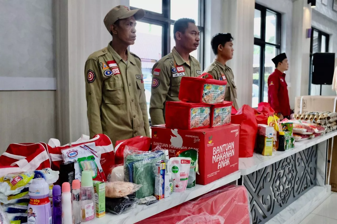 Kemensos dan Komisi VIII DPR RI Salurkan Bansos di Tangerang