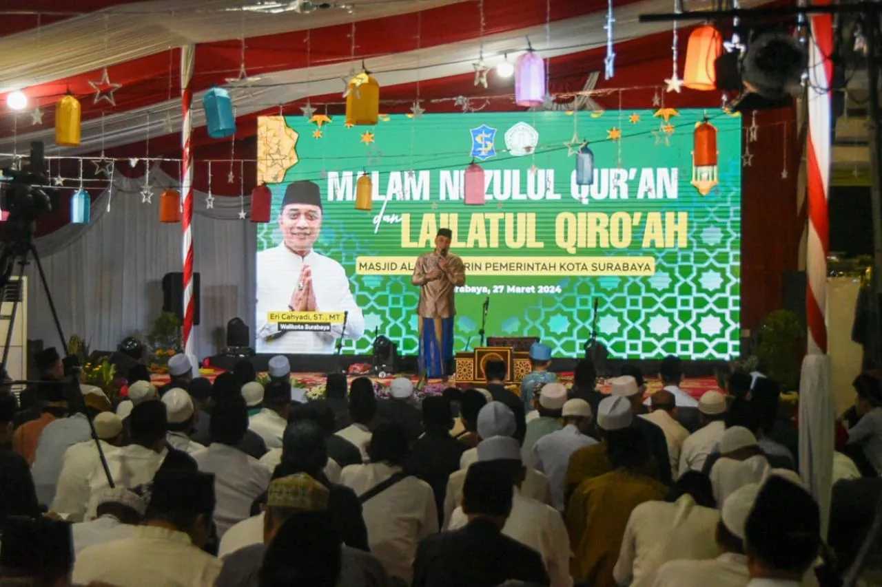 Wali Kota Eri Imbau Warga Surabaya Berzakat di Kampungnya Sendiri