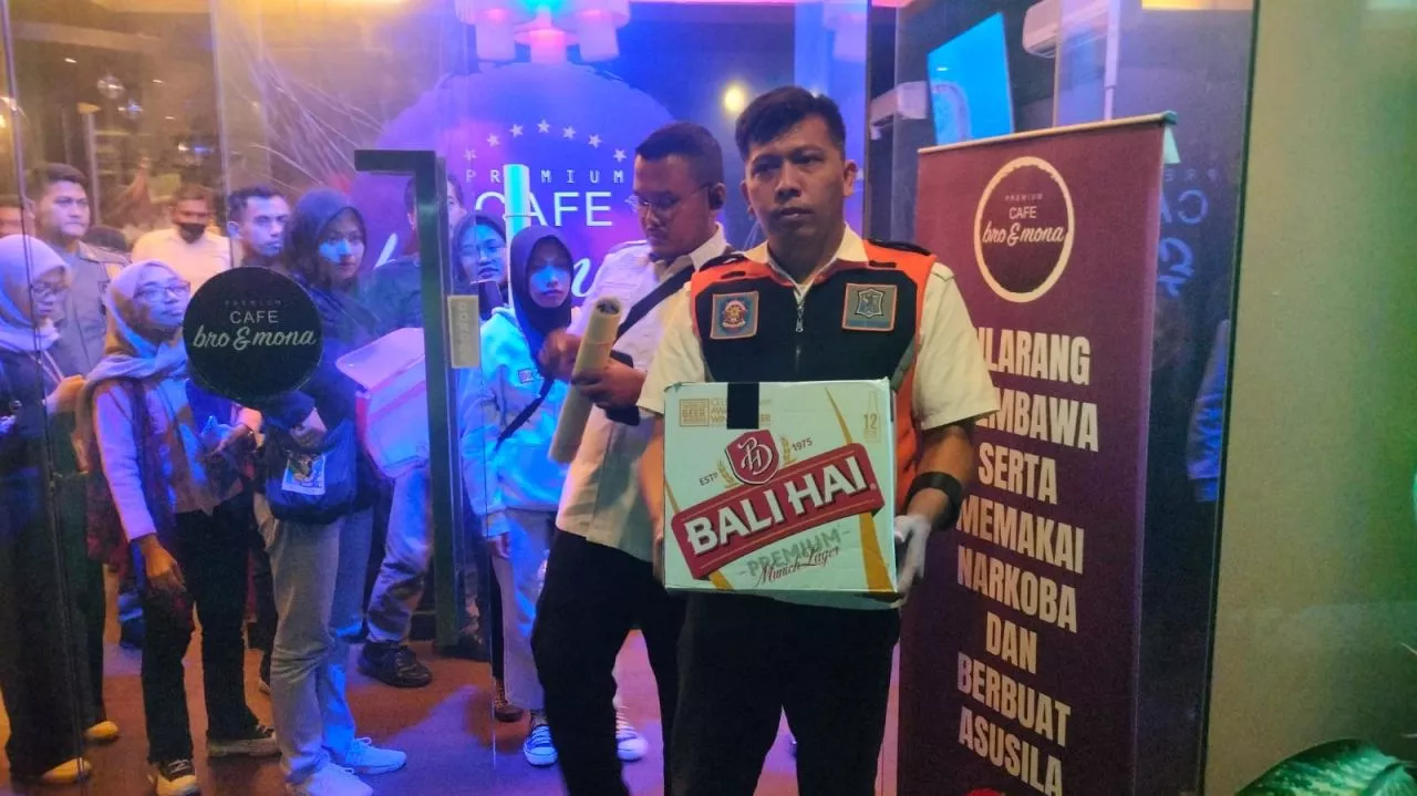 Satpol PP Surabaya Sita 24 Botol Miras di Dua Tempat Hiburan saat Ramadan