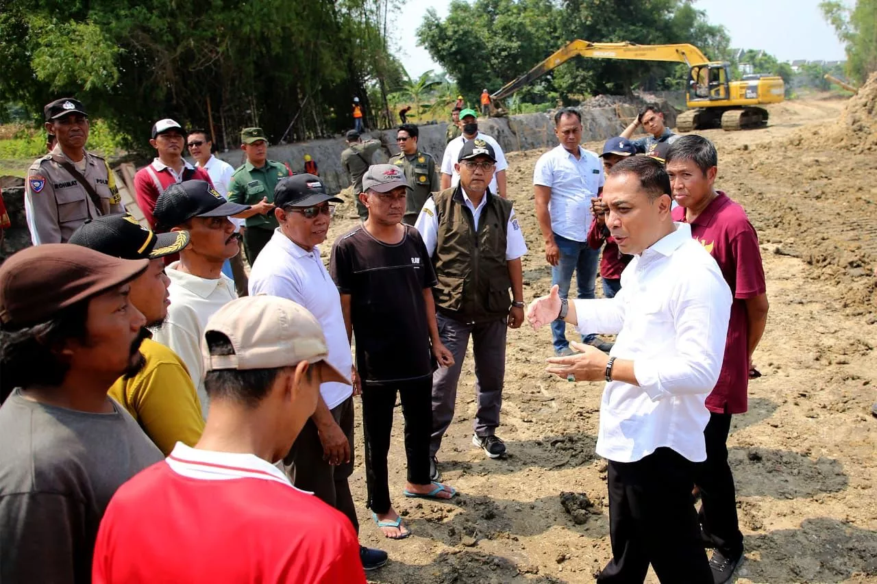 Wali Kota Eri Libatkan Warga Tangani Banjir di Surabaya Barat