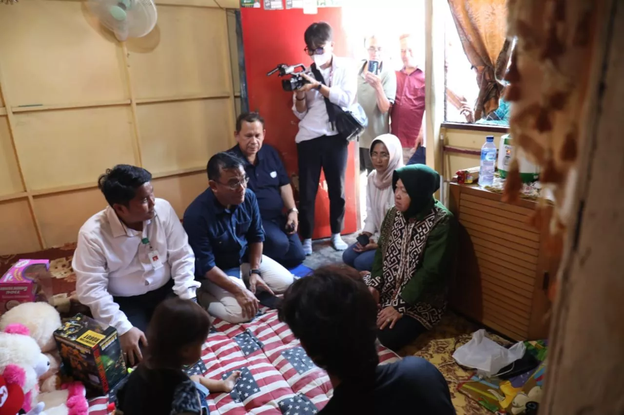 Tegas! Mensos Risma Datangi Rumah Pelaku Kekerasan Terhadap Anak di Situbondo, Begini Pertemuannya