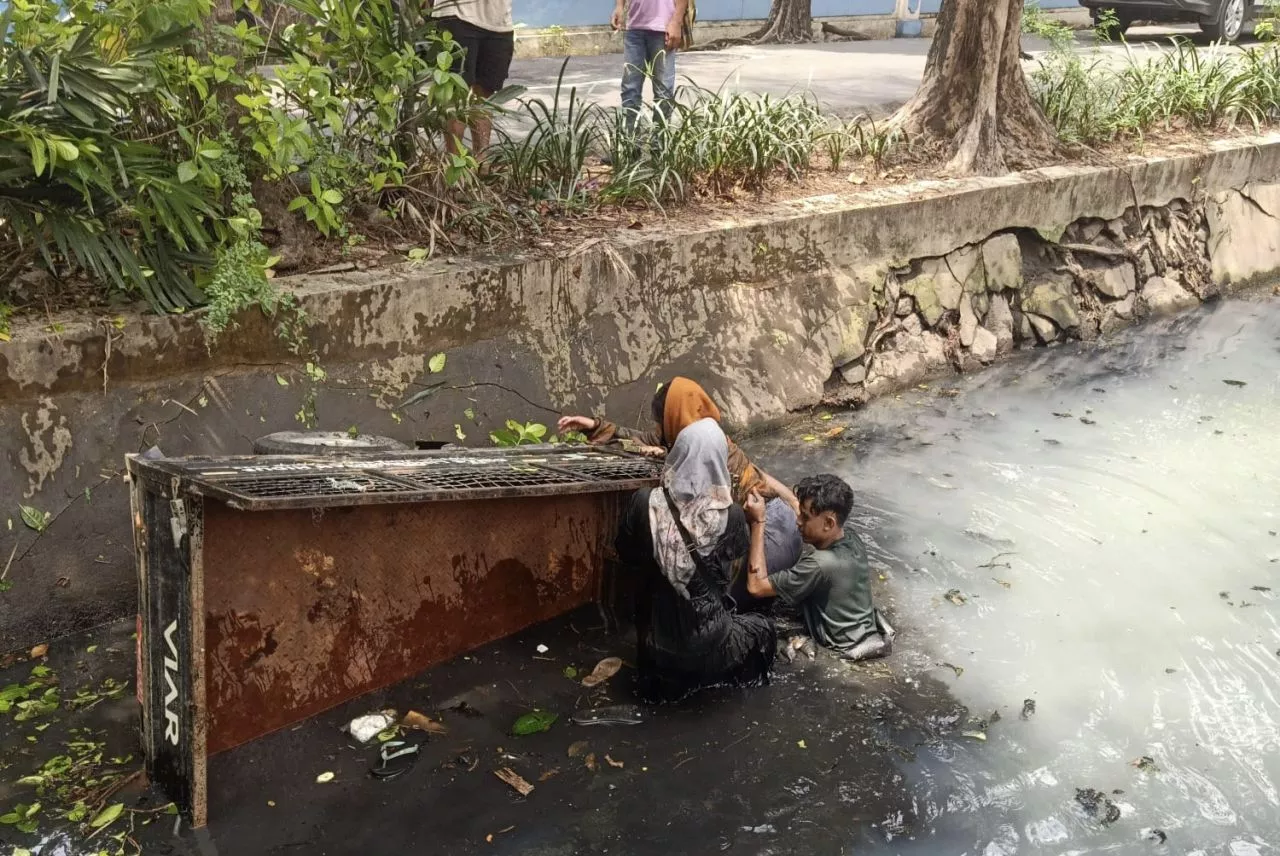 Motor Roda Tiga Milik Pemprov Jatim Nyebur Sungai di Surabaya, Pengemudi Masih Berusia 17 Tahun