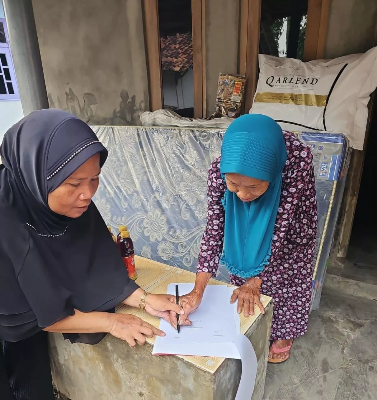 Kemensos Berbagi Kebutuhan Hidup Lansia Sebatang Kara di Indramayu