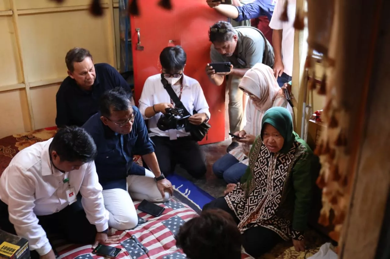 Mensos Risma Janji Pulangkan Ibu dari Anak Korban KDRT di Situbondo