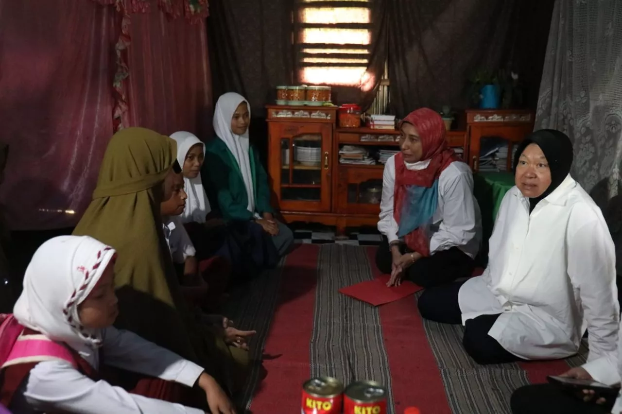 Mensos Risma Bantu 2 Keluarga Yatim dan Piatu di Kabupaten Sinjai