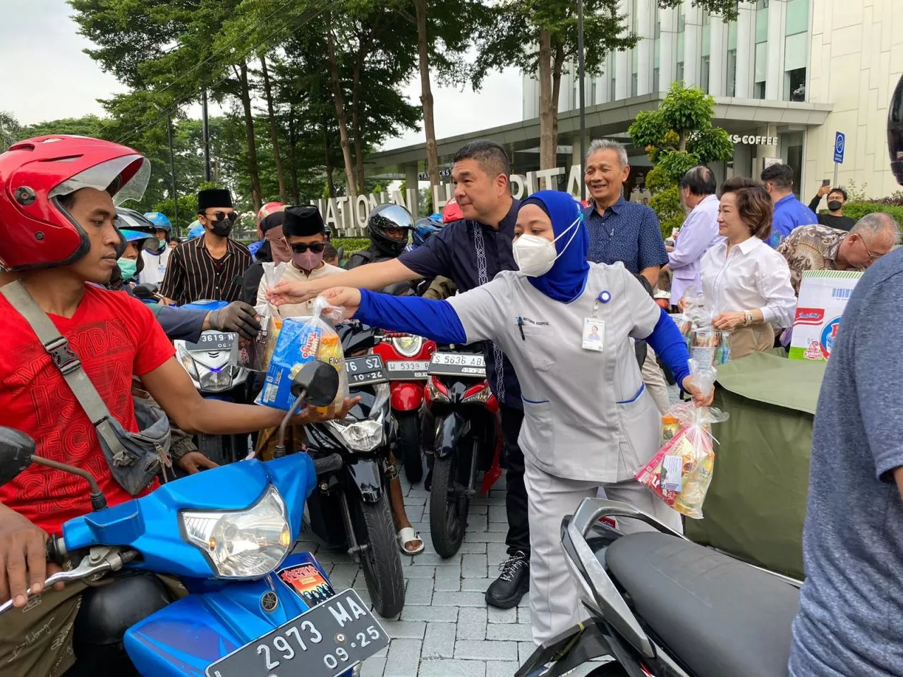 National Hospital Bagikan 5 Ribu Takjil dan Edukasi Warga tentang Demam Berdarah