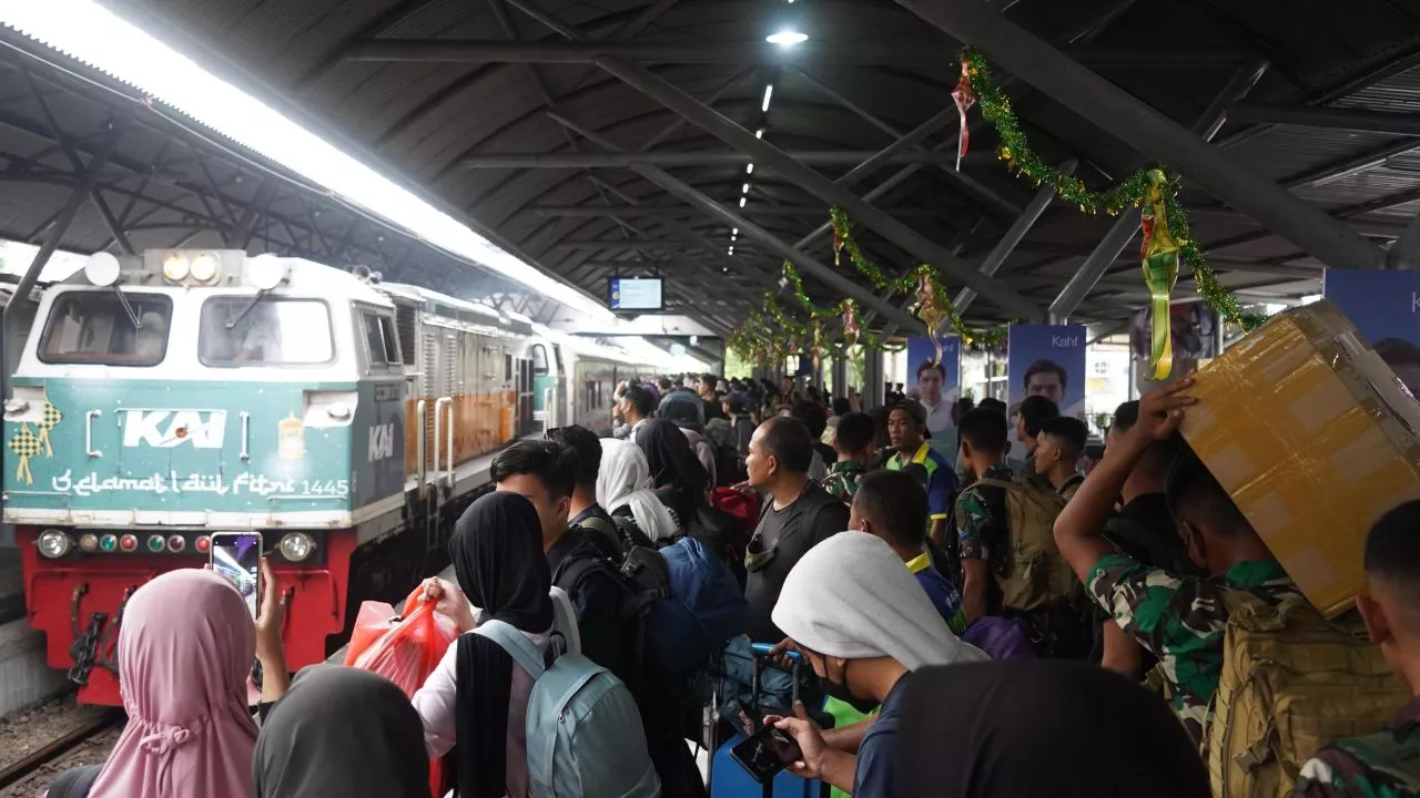 22 Ribu Lebih Pemudik Masih Padati Stasiun Doap 8 Surabaya H-2 Lebaran