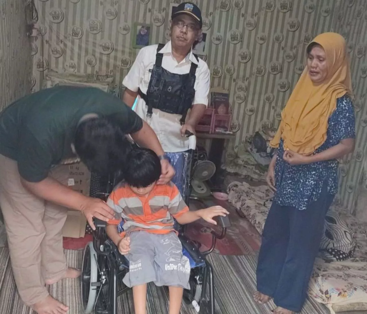 Kemensos Beri Bantuan Sepasang Lansia Rawat Cucu Cerebral Palsy