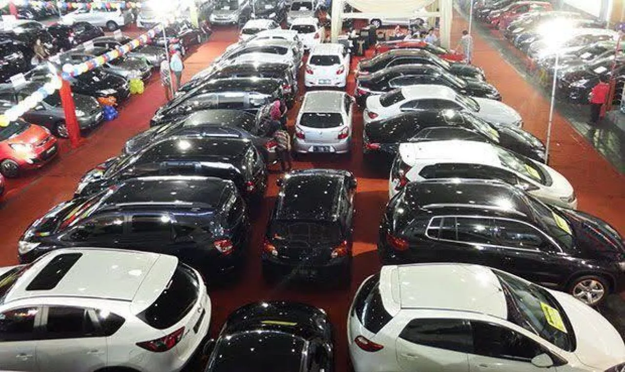 Perekonomian Indonesia Lesu Sebabkan Penjualan Mobil Anjlok
