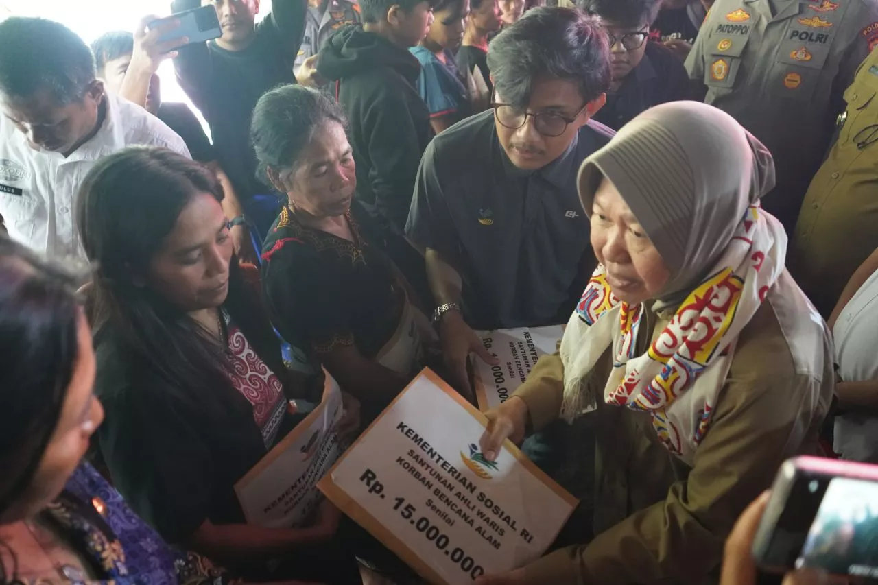 Mensos Risma Bantu Beri Ternak untuk Anak Korban Longsor di Tana Toraja