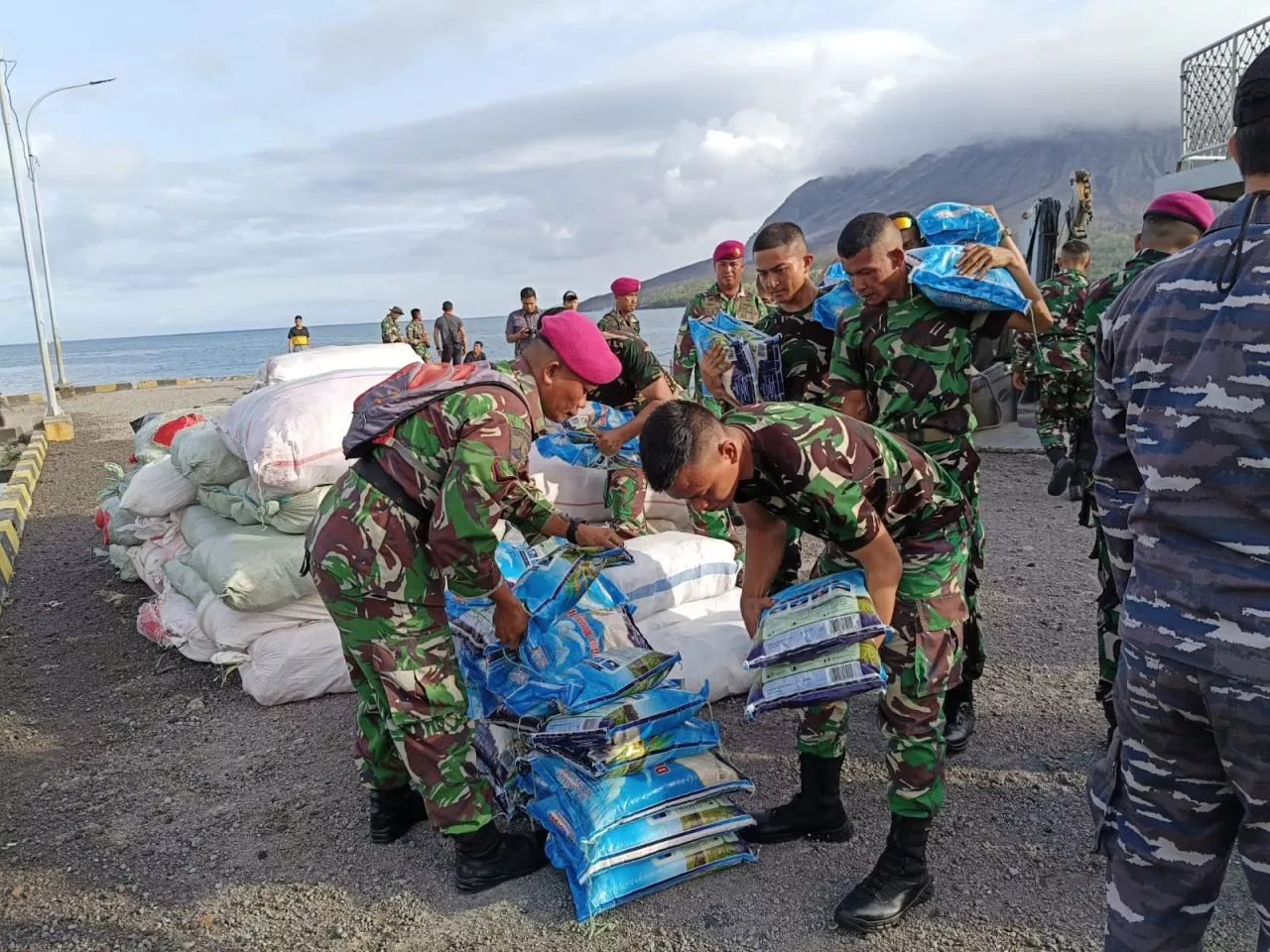 Kemensos Bagi Logistik untuk Korban Erupsi Gunung Ruang