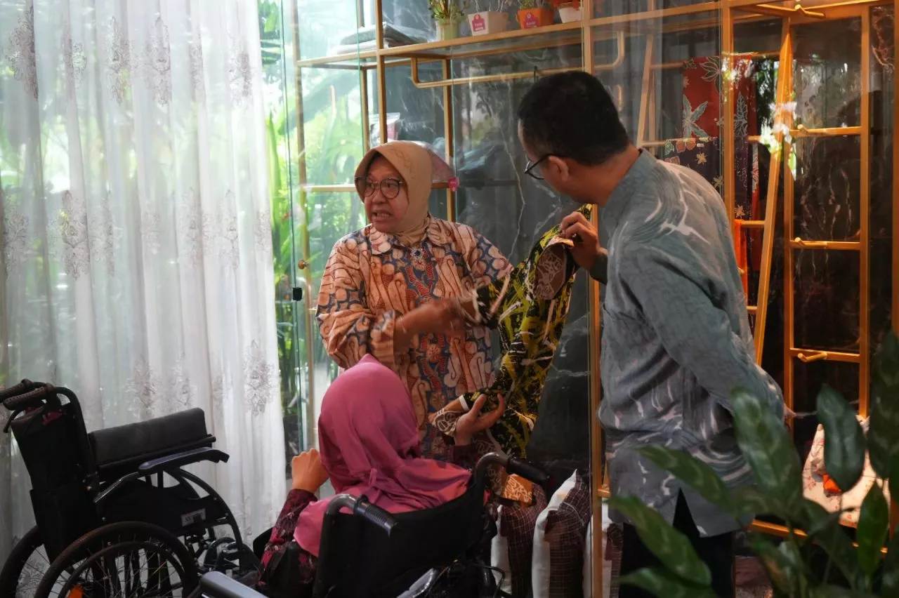 Mensos Risma Beri Bantuan Penyandang Disabilitas Kursi Roda Elektrik