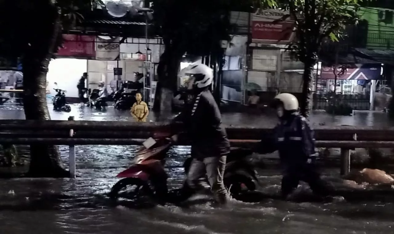 Banjir Parah! Warga Blokade Truk di Jalan Banyu Urip