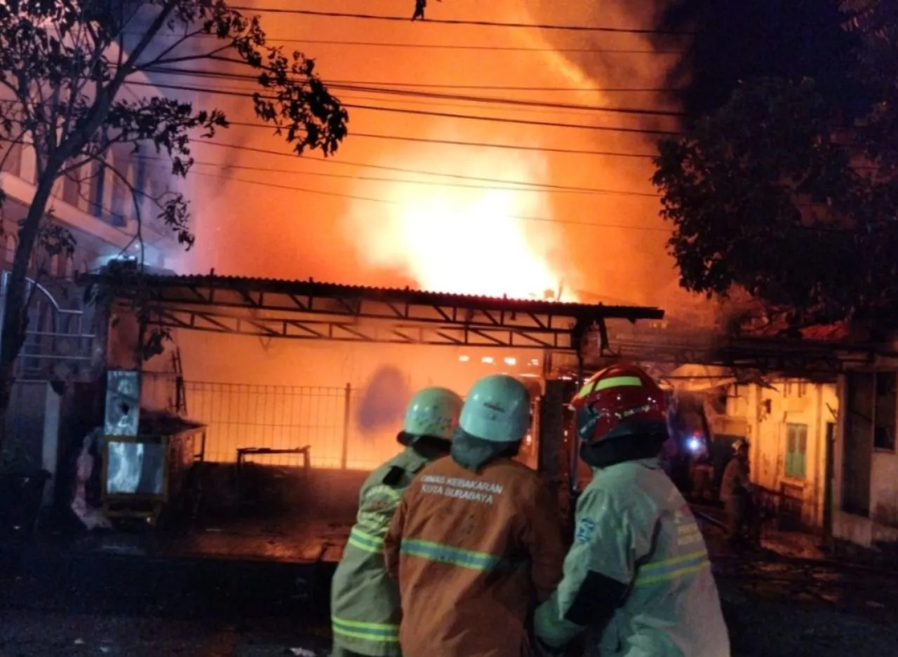 Rumah Usaha di Jalan Tembok Surabaya Terbakar, 14 Unit Damkar Dikerahkan