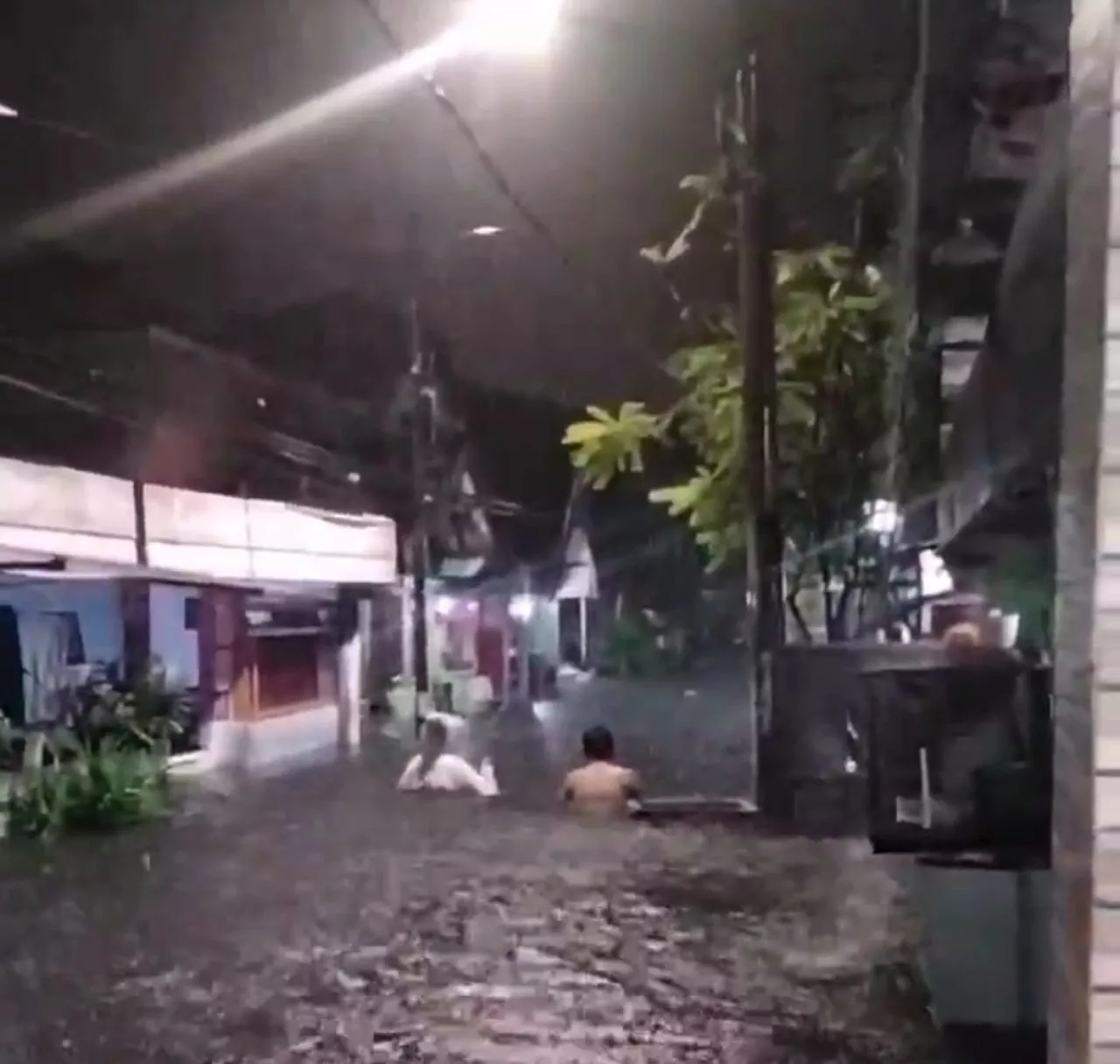 Simo - Dukuh Kupang Surabaya Banjir Sedada Orang Dewasa