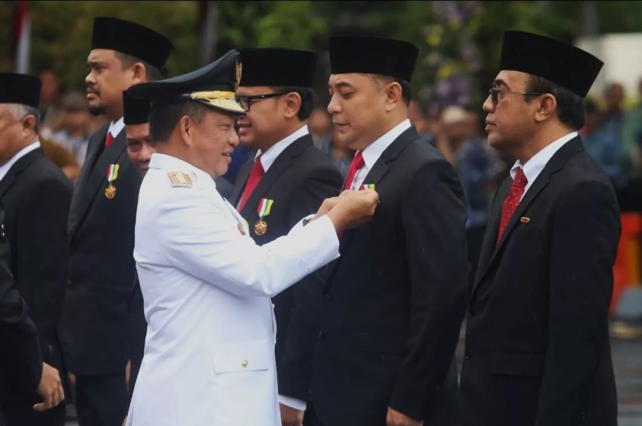 Eri Cahyadi Satu-satunya Wali Kota Surabaya Terima Satyalancana Karya Bhakti Praja Nugraha