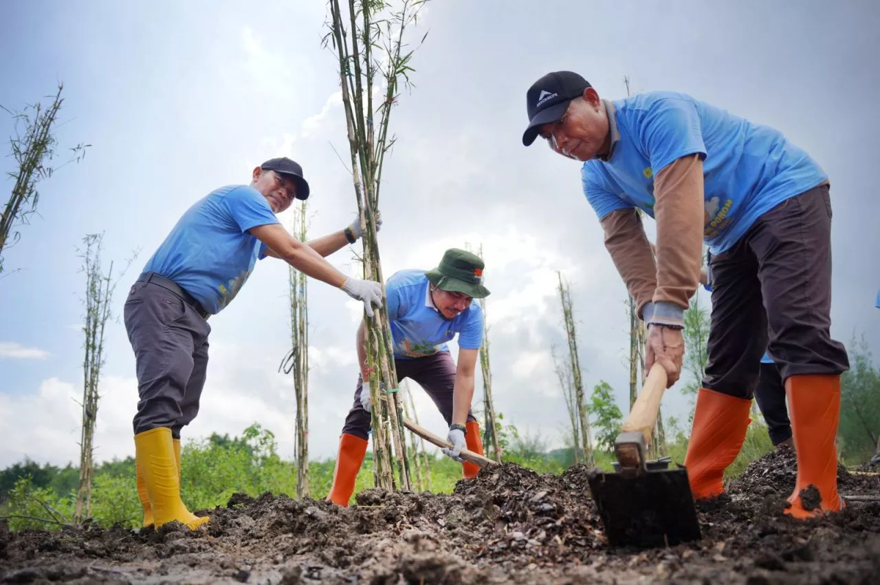 Peringati Hari Bumi 2024, PLN Bersama DLH Surabaya Gelar Tanam Pohon