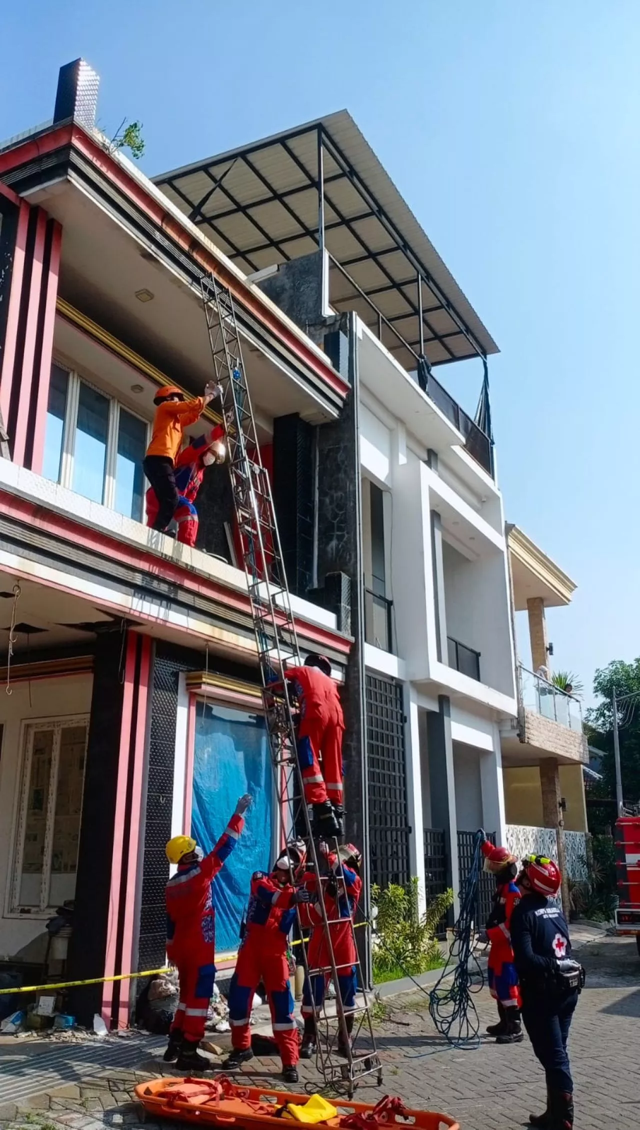 Pria Ditemuan Tewas Gantung Diri di Balkon Rumah di Surabaya