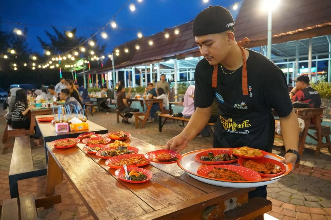 Kampung Mandar Fish Market PLN Raih Penghargaan dari Kemendesa