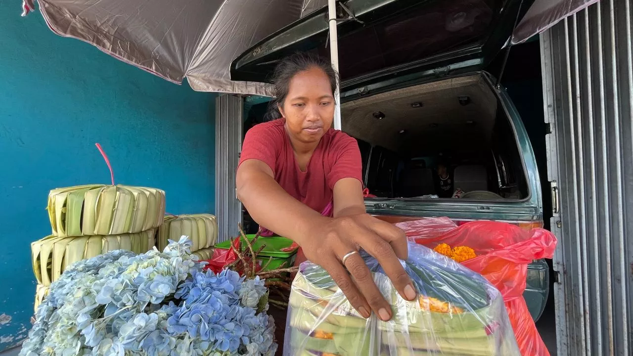 Kisah Sukses Made Suliati, Penerima PKH di Bali dengan Berdagang Canang