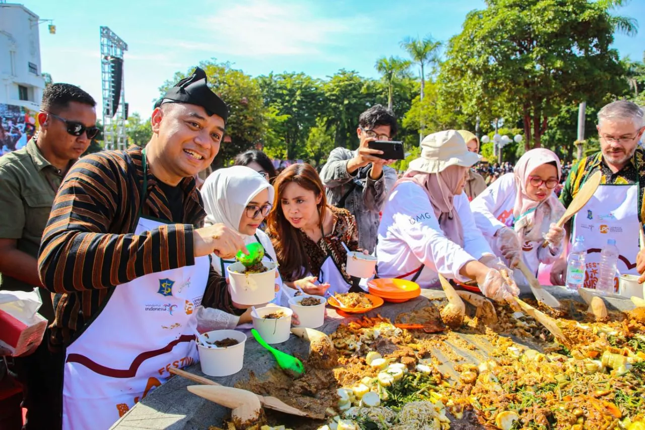 Begini Serunya Festival Rujak Uleg di Surabaya