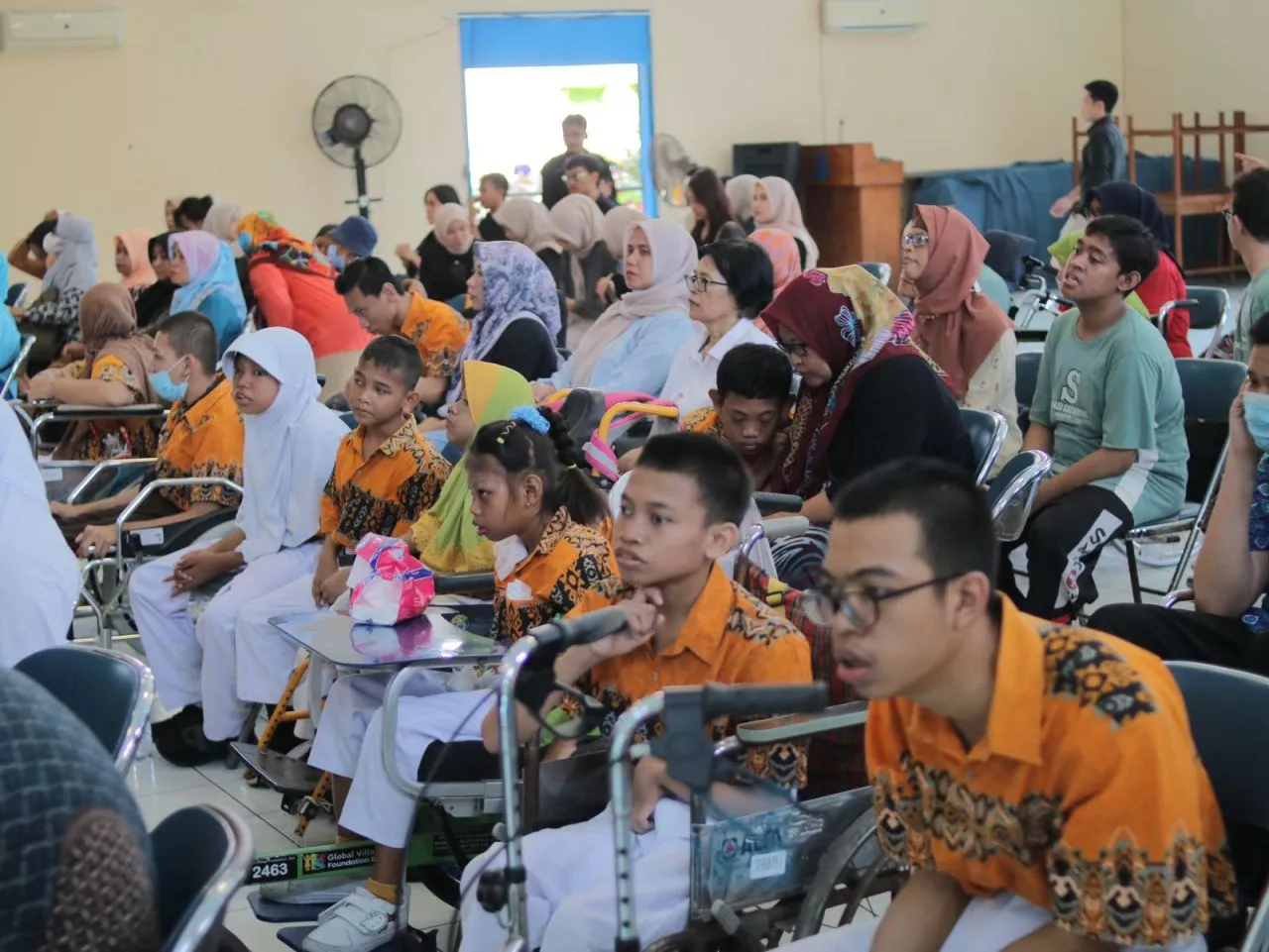 UNAIR Beri Workshop Digital Marketing Kain Ecoprint untuk Murid Disabilitas YPAC Surabaya