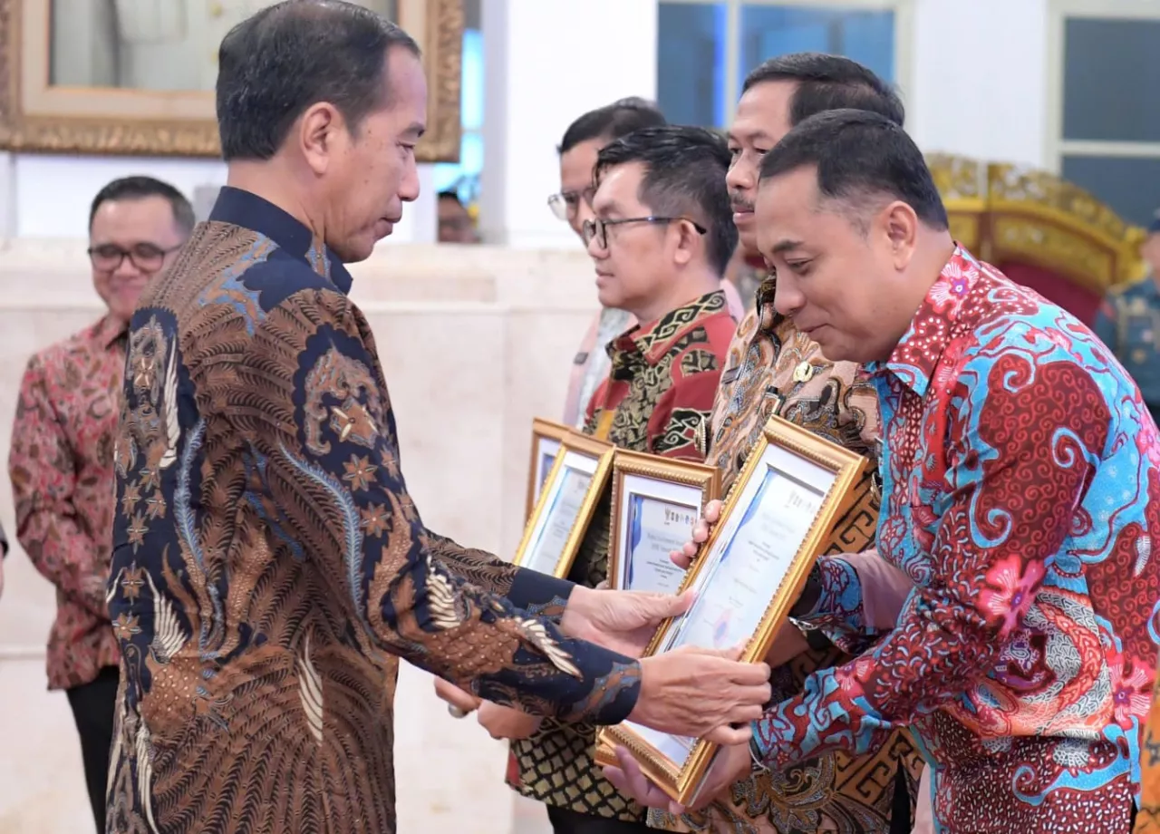 Presiden Jokowi Beri Penghargaan SPBE Terbaik ke Pemkot Surabaya