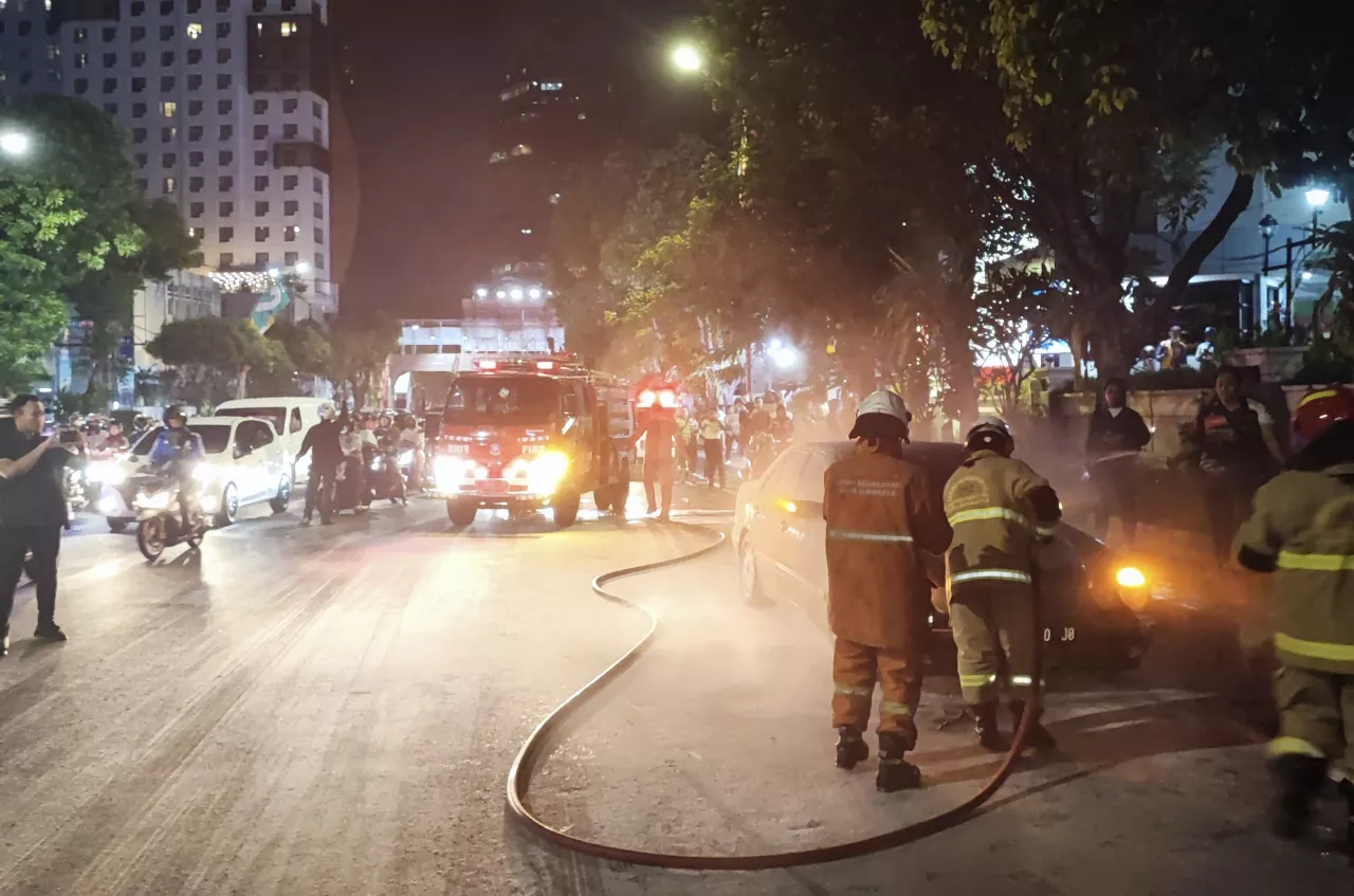 Mobil Mewah Terbakar di Jalan Basuki Rahmat Surabaya