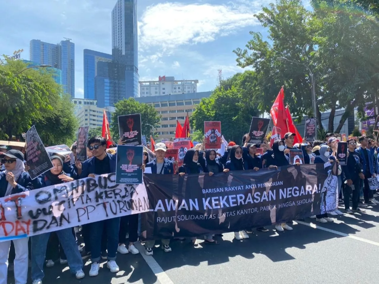 May Day! Ribuan Massa Gelar Aksi di Depan Grahadi, Ini Tuntutannya