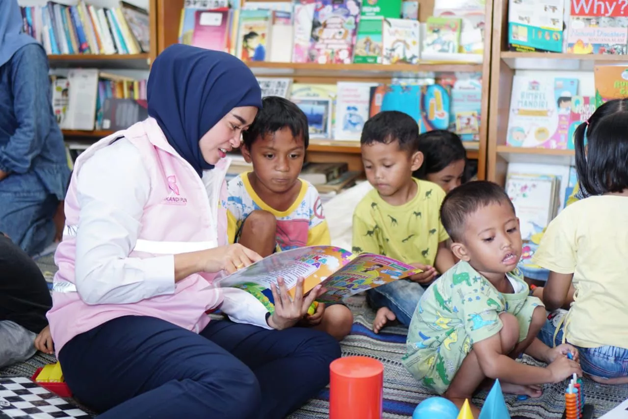 Hari Anak Internasional, Srikandi PLN Bagikan Perlengkapan Sekolah Siswa SD di Jatim