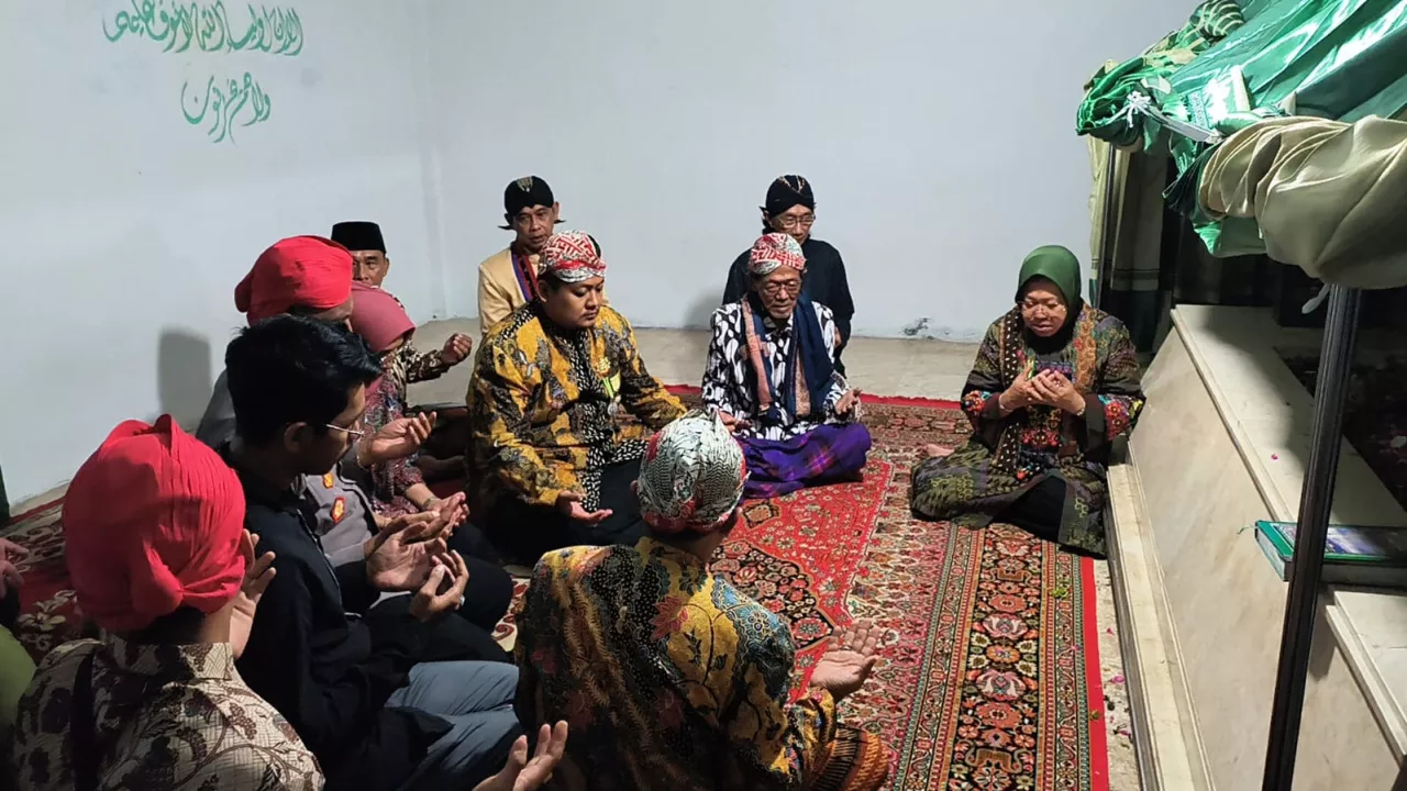 Mensos Risma Sekarang Bergelar Raden Ayu Adinegoro, Begini Ceritanya