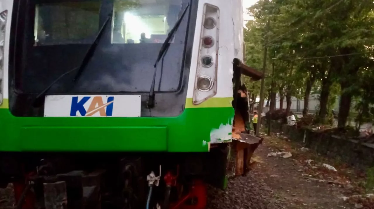 Truk Tabrak Commuterline, Jadwal Kereta Api di Surabaya Terganggu