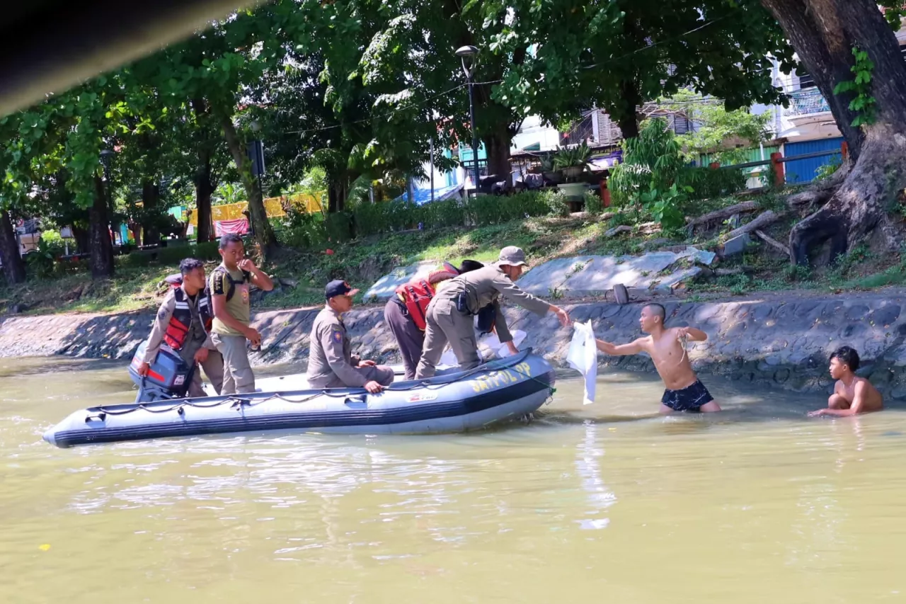 Keciduk Buang Kotoran Hewan Kurban di Sungai Kalimas, Begini Peringatan DLH