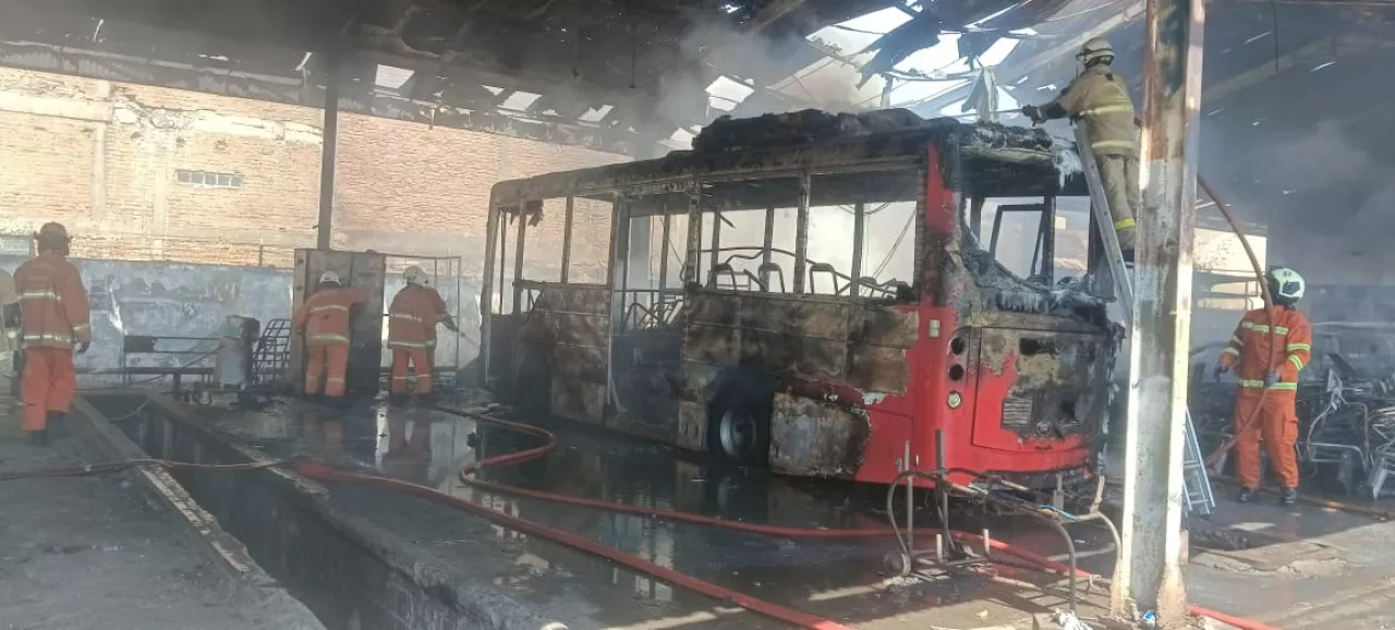 Kebakaran Bengkel Damri, 1 Bus dan 6 Kendaraan Hangus