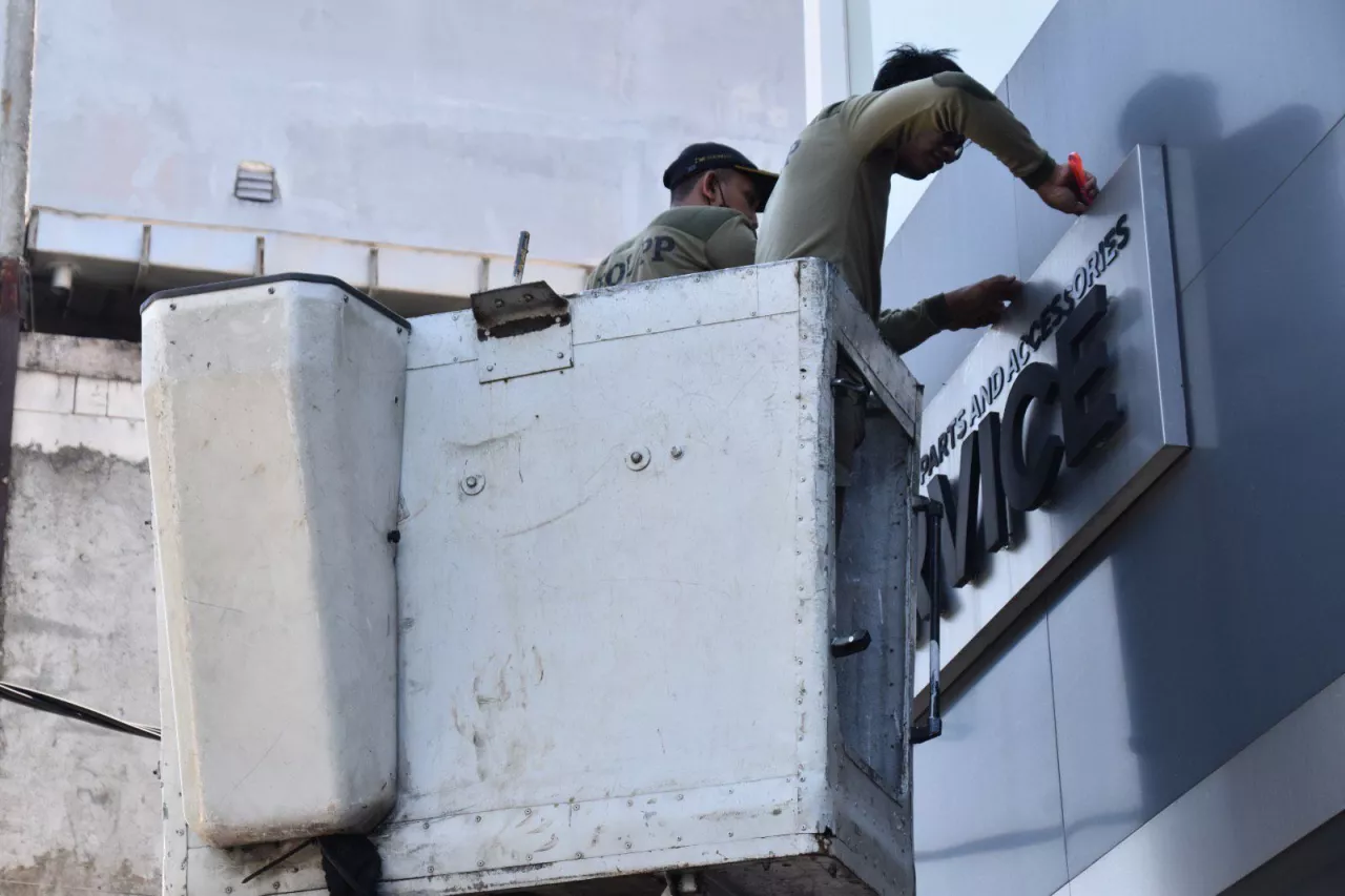 Satpol PP Surabaya Tertibkan Reklame Tak Berizin, 20 Unit Berhasil Dicopot